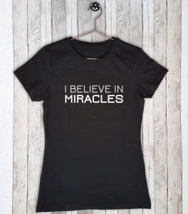 Stretch t-shirt met tekst "I believe in miracles"