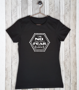 Stretch t-shirt met tekst "No slave to fear"