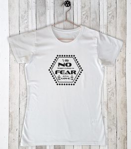 Stretch t-shirt met tekst No slave to fear