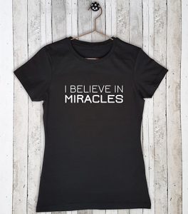 Stretch t-shirt met tekst I believe in miracles