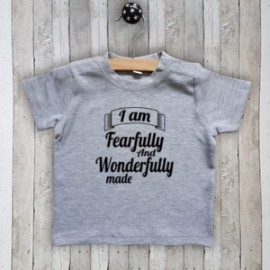 T-shirt met tekst I am fearfully made