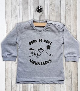 Baby Sweater met tekst Born to move mountains