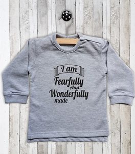 Baby Sweater met tekst I am fearfully made