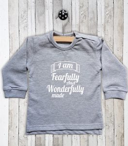 Baby Sweater met tekst I am fearfully made