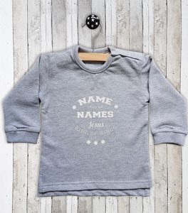 Baby Sweater met tekst Name above all names