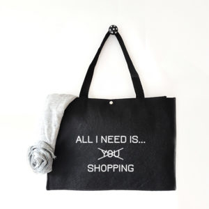 Vilten tas met tekst All I need is shopping