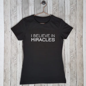 Stretch t-shirt met tekst I believe in miracles
